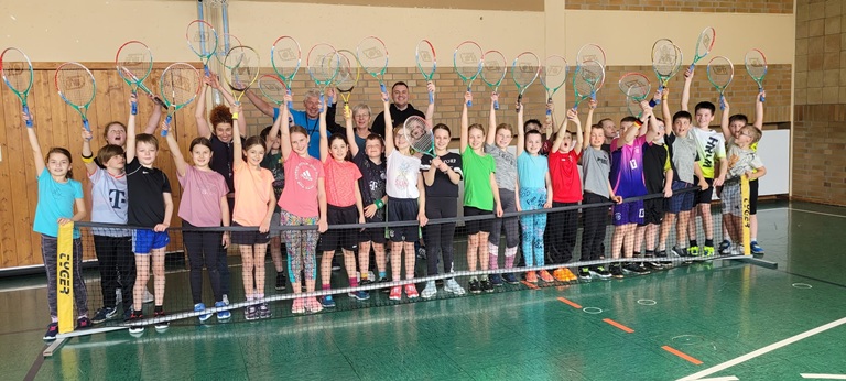 Tennis-Aktionstag begeistert Fremdinger Grundschüler